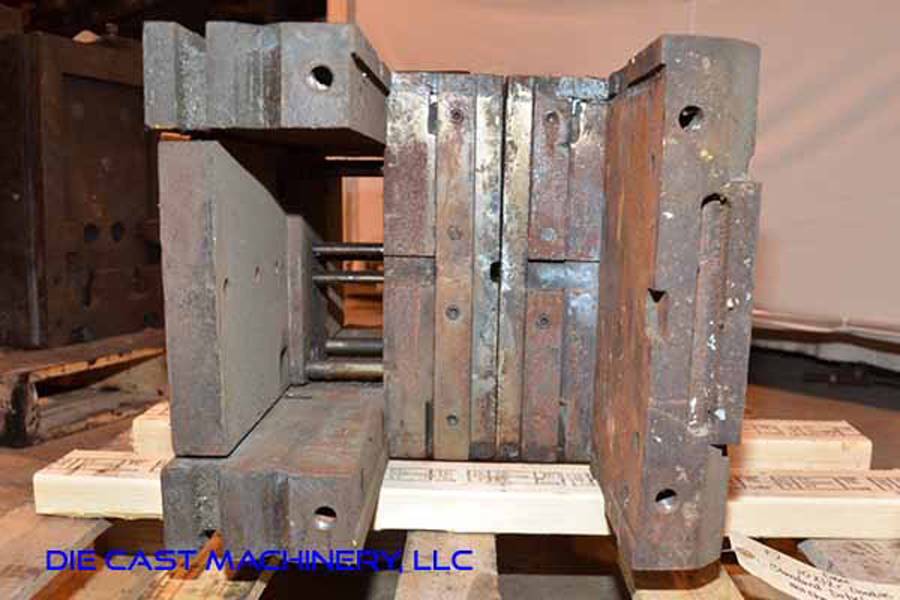 Detailed Pictures of DME Standard Duty, Double Unit, Hot Chamber Zinc master unit die holder DCMP-3489