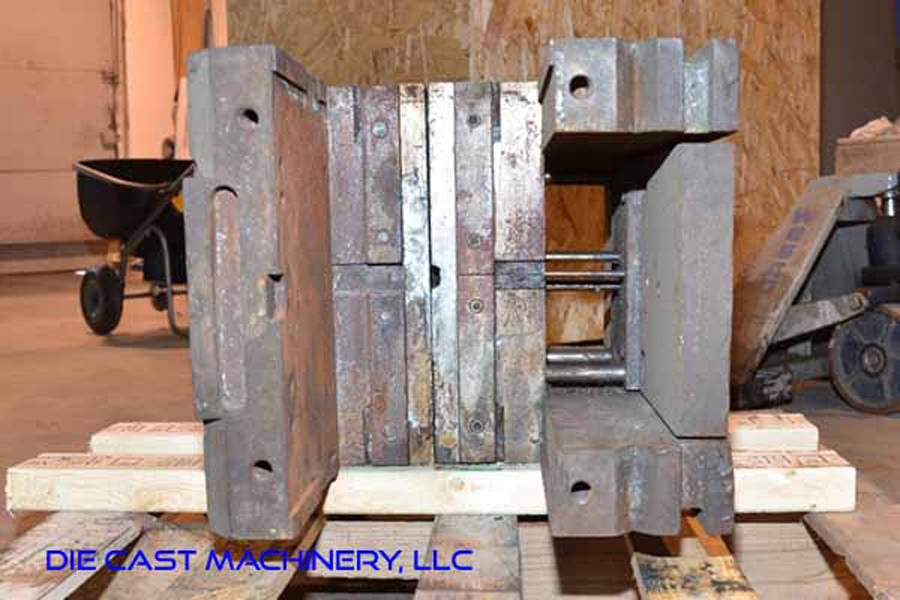 Detailed Pictures of DME Standard Duty, Double Unit, Hot Chamber Zinc master unit die holder DCMP-3489