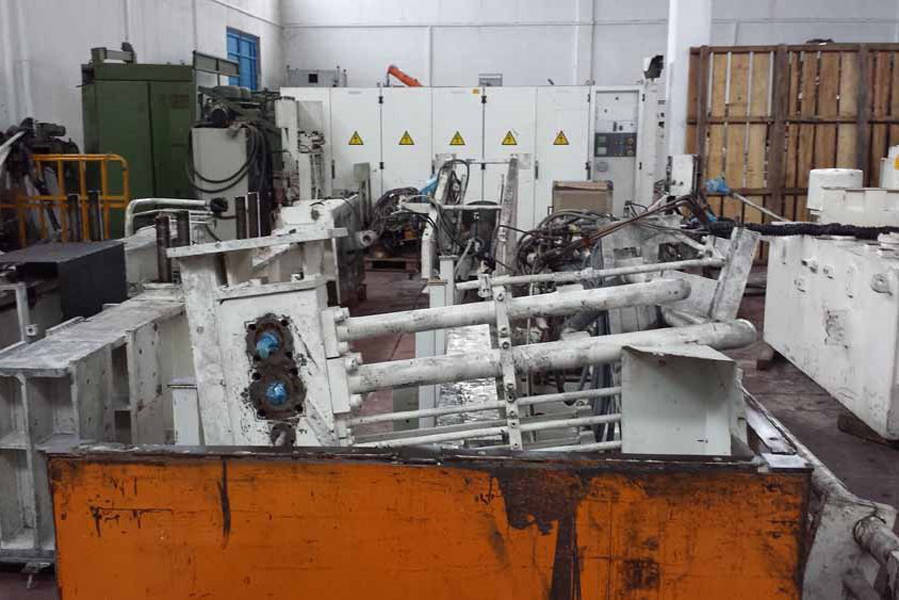 Detailed Pictures of Ube Squeeze Cast Die Casting Machine DCMP-3593 Detailed Pictures of Ube Squeeze Cast Die Casting Machine DCMP-3593