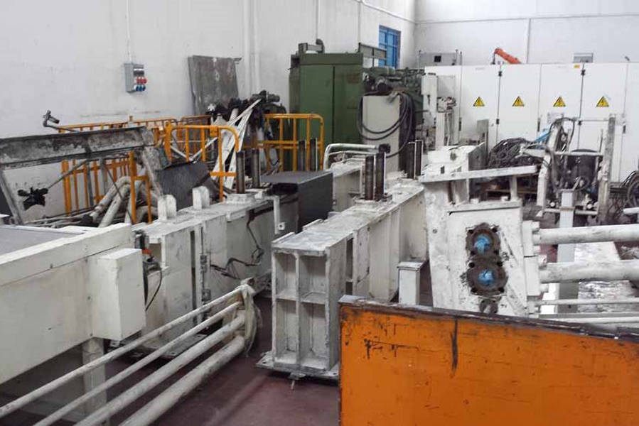 Detailed Pictures of Ube Squeeze Cast Die Casting Machine DCMP-3593 Detailed Pictures of Ube Squeeze Cast Die Casting Machine DCMP-3593