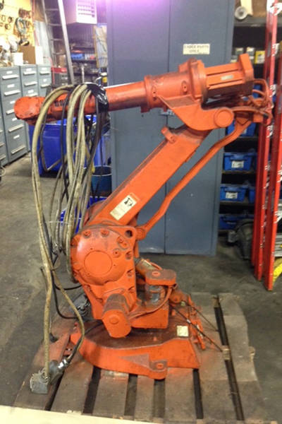 La Foto De ABB IRB 2400L Robot Industrial de Seis Ejes para Fundición con Paquete de Extractores / Pinzas para Extraer Piezas de Fundición a Presión En_Venta DCMP-3652