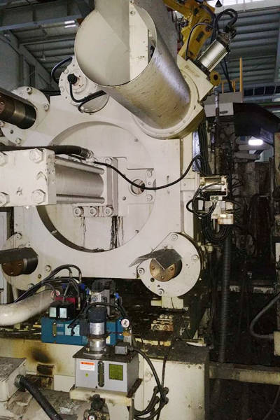 Detailed Pictures of Ube Cold Chamber Die Casting Machine DCMP-3781 Detailed Pictures of Ube Cold Chamber Die Casting Machine DCMP-3781