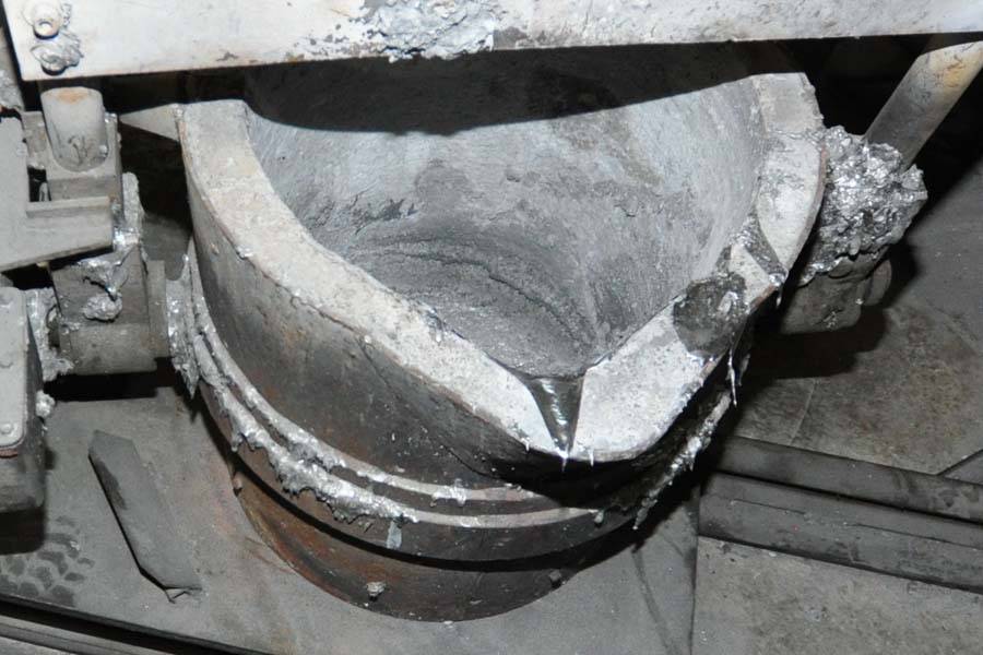 Image of Hand-Wheel Tilting Transfer Ladle for Molten Aluminum Alloys For_Sale DCM-3893