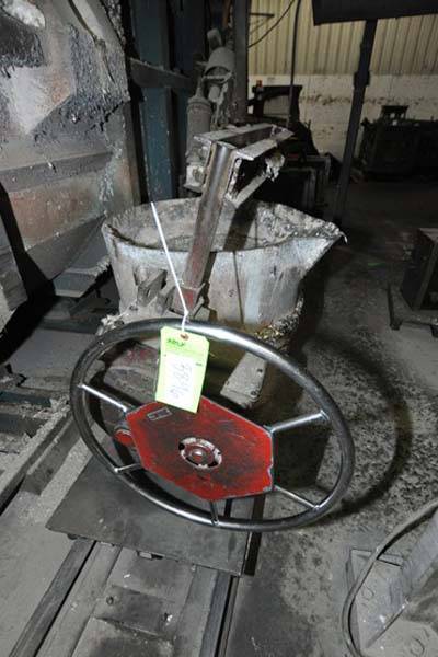 Picture of Modern Equipment MEC-650 Hand-Wheel Tilting Transfer Ladle for Molten Aluminum Alloys For_Sale DCMP-3896