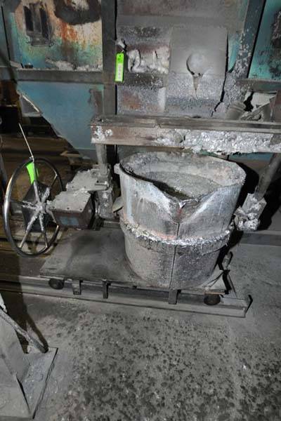 Picture of Modern Equipment Hand-Wheel Tilting Transfer Ladle for Molten Aluminum Alloys DCMP-3896