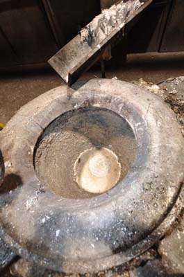 Detailed Pictures of Johnson Natural Gas Heated Crucible Type Aluminum Melting-Holding Furnace DCMP-4017