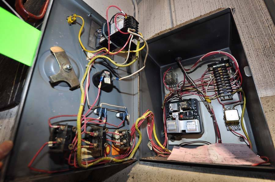 Detailed Pictures of Johnson Natural Gas Heated Crucible Type Aluminum Melting-Holding Furnace DCMP-4017