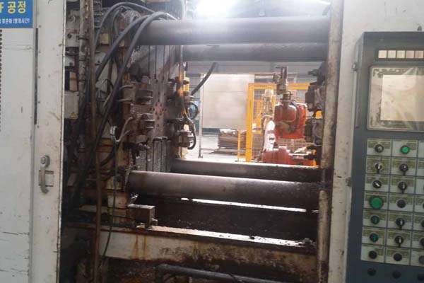 Detailed Pictures of Ube Cold Chamber Die Casting Machine DCMP-4032 Detailed Pictures of Ube Cold Chamber Die Casting Machine DCMP-4032