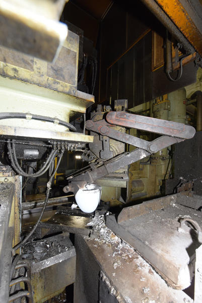 Detailed Pictures of Toshiba Cold Chamber Die Casting Machine DCMP-4163 Detailed Pictures of Toshiba Cold Chamber Die Casting Machine DCMP-4163