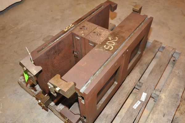 Detailed Pictures of DME Standard Duty, Double Unit, Cold Chamber Aluminum master unit die holder DCMP-4183