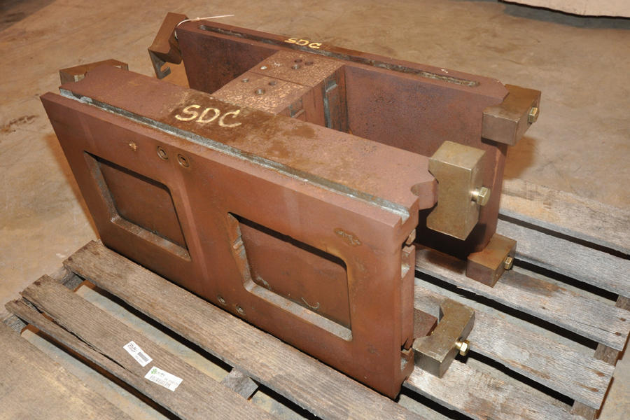 Detailed Pictures of DME Standard Duty, Double Unit, Cold Chamber Aluminum master unit die holder DCMP-4183