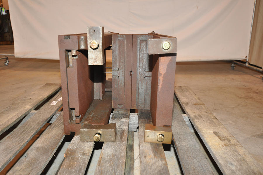 Detailed Pictures of DME Standard Duty, Double Unit, Cold Chamber Aluminum master unit die holder DCMP-4183