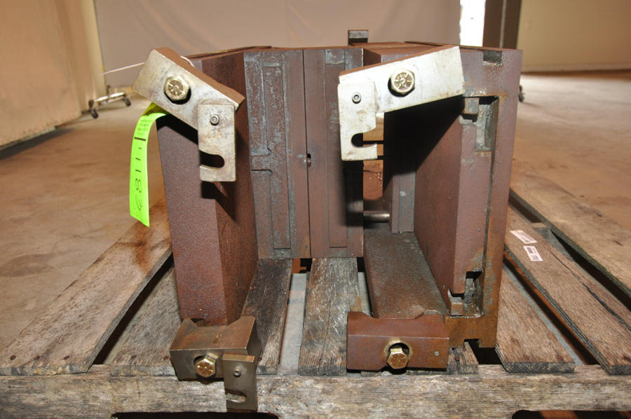 Detailed Pictures of DME Standard Duty, Double Unit, Cold Chamber Aluminum master unit die holder DCMP-4183