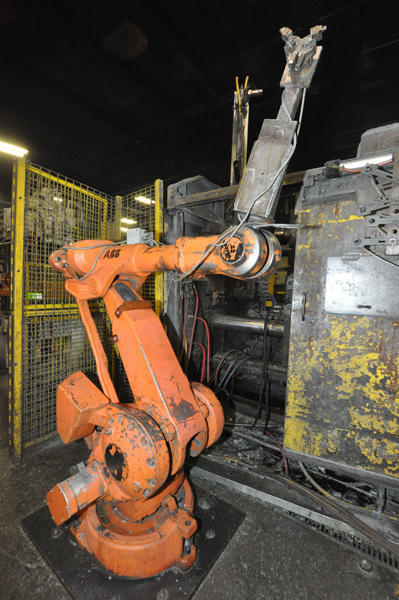 La Foto De ABB IRB 4400/60 Robot Industrial de Seis Ejes para Fundición con Paquete de Extractores / Pinzas para Extraer Piezas de Fundición a Presión En_Venta DCMP-4314