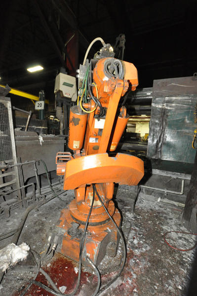 La Foto De ABB Robot Industrial de Seis Ejes para Fundición con Paquete de Extractores / Pinzas para Extraer Piezas de Fundición a Presión DCMP-4479