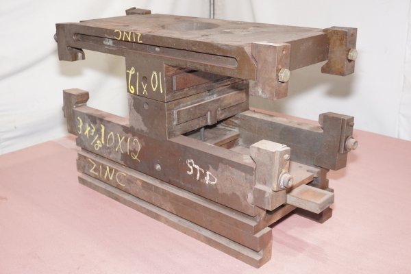 Detailed Pictures of DME Standard Duty, Double Unit, Hot Chamber Zinc master unit die holder DCMP-4720