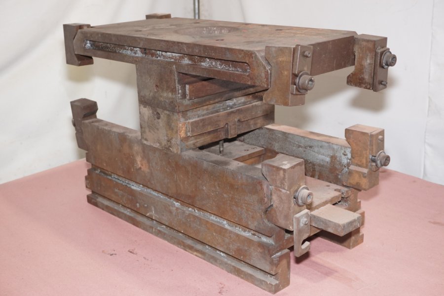 Detailed Pictures of DME Standard Duty, Double Unit, Hot Chamber Zinc master unit die holder DCMP-4720