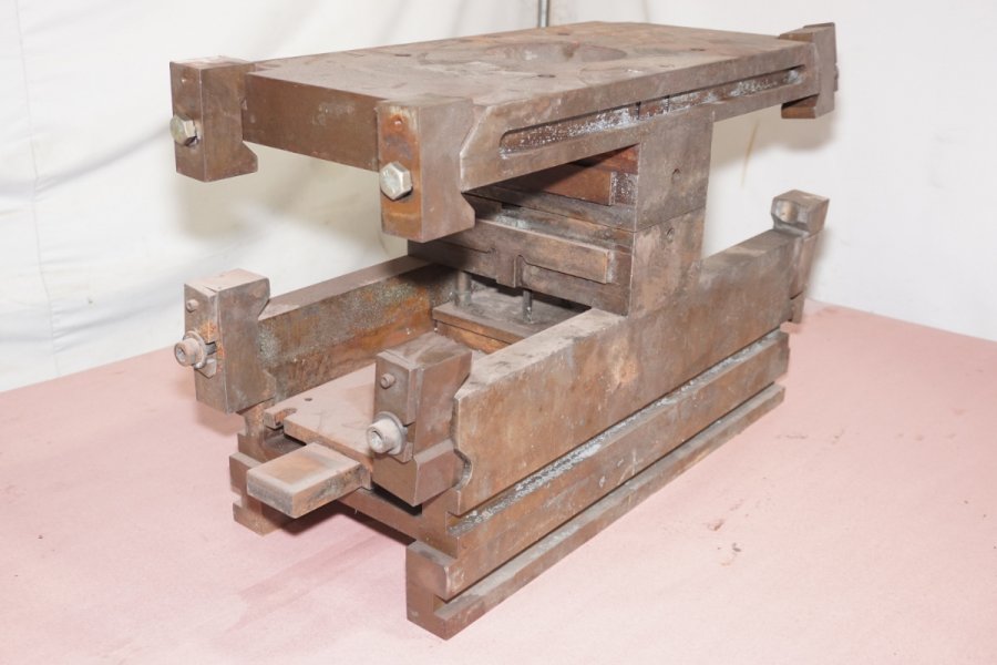 Detailed Pictures of DME Standard Duty, Double Unit, Hot Chamber Zinc master unit die holder DCMP-4720