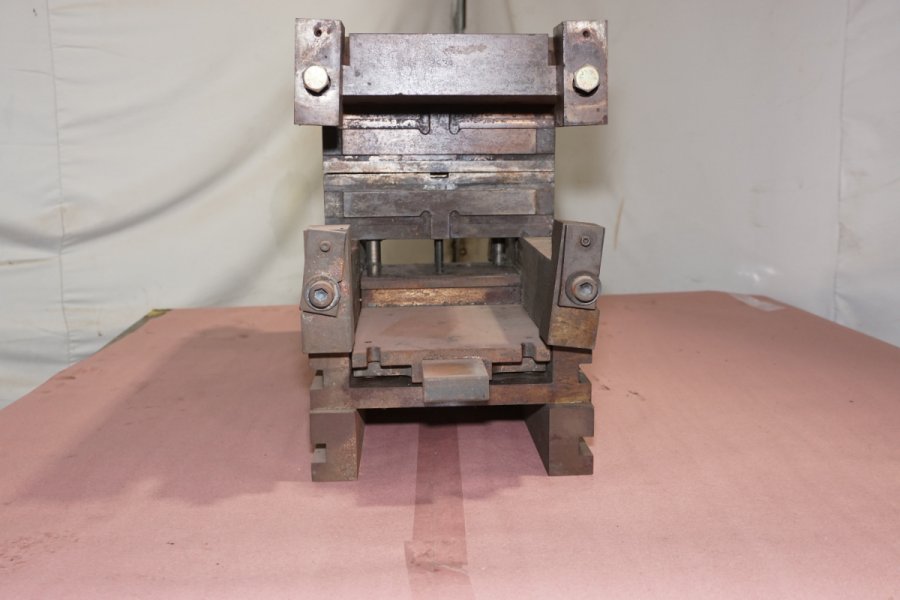 Detailed Pictures of DME Standard Duty, Double Unit, Hot Chamber Zinc master unit die holder DCMP-4720