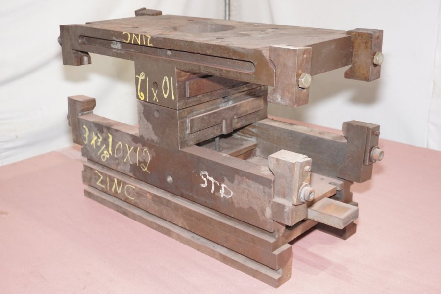 Detailed Pictures of DME Standard Duty, Double Unit, Hot Chamber Zinc master unit die holder DCMP-4720