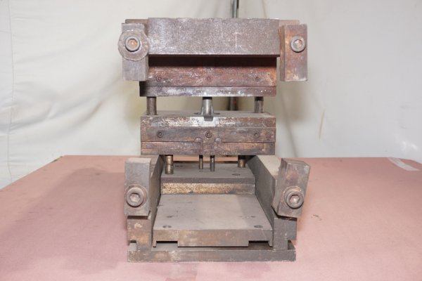 Detailed Pictures of DME Standard Duty, Double Unit, Hot Chamber Zinc master unit die holder DCMP-4721