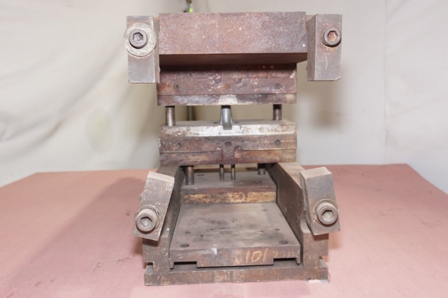 Detailed Pictures of DME Standard Duty, Double Unit, Hot Chamber Zinc master unit die holder DCMP-4721