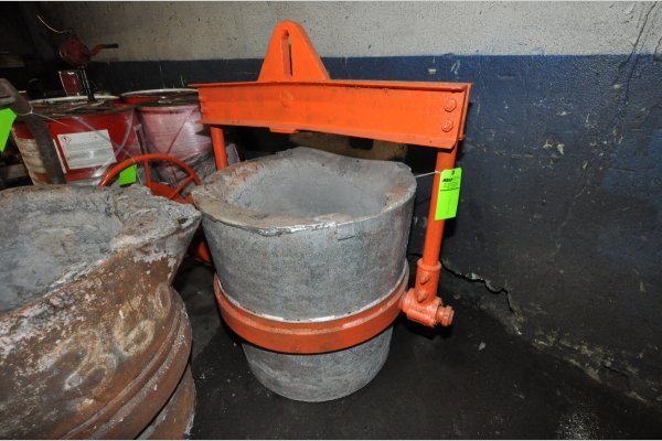 Picture of Modern Equipment Hand-Wheel Tilting Transfer Ladle for Molten Aluminum Alloys DCMP-4863