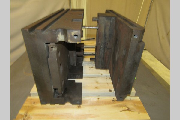 Detailed Pictures of DME Standard Duty, Double Unit, Cold Chamber Aluminum master unit die holder DCMP-4883