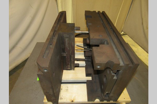 Detailed Pictures of DME Standard Duty, Double Unit, Cold Chamber Aluminum master unit die holder DCMP-4883