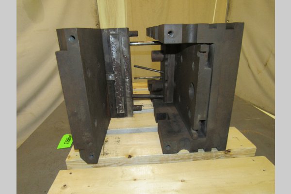 Detailed Pictures of DME Standard Duty, Double Unit, Cold Chamber Aluminum master unit die holder DCMP-4883