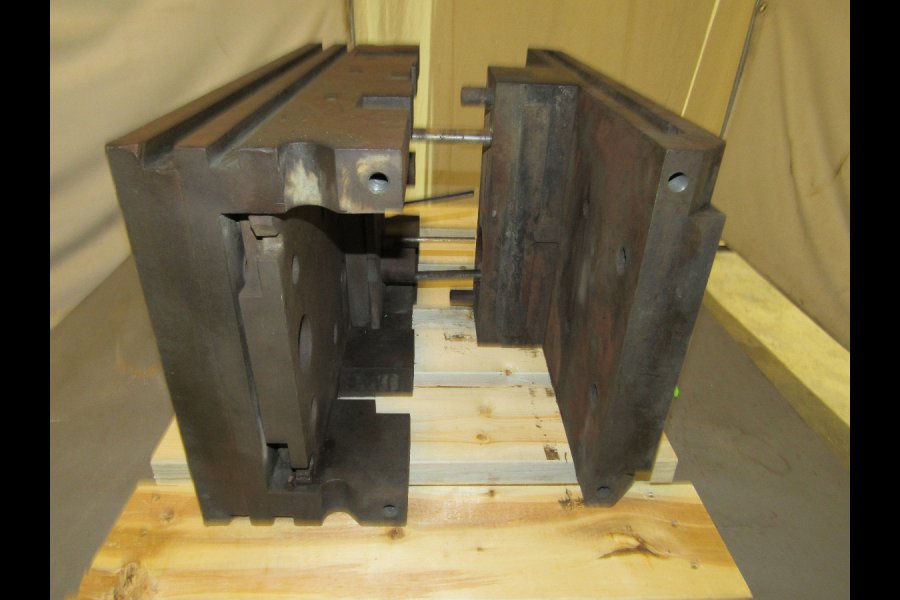 Detailed Pictures of DME Standard Duty, Double Unit, Cold Chamber Aluminum master unit die holder DCMP-4883