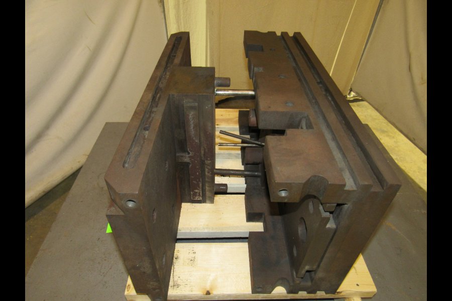 Detailed Pictures of DME Standard Duty, Double Unit, Cold Chamber Aluminum master unit die holder DCMP-4883