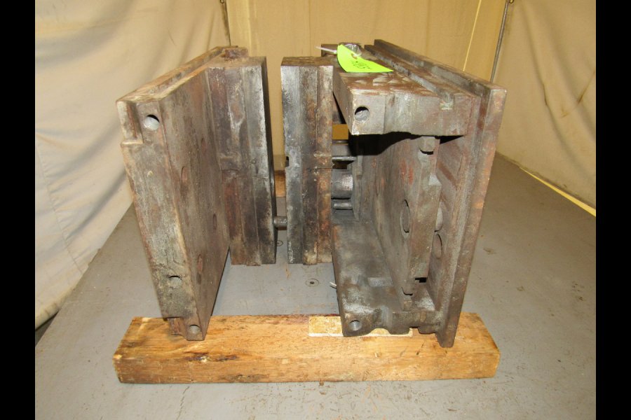 Detailed Pictures of DME Standard Duty, Double Unit, Cold Chamber Aluminum master unit die holder DCMP-4885