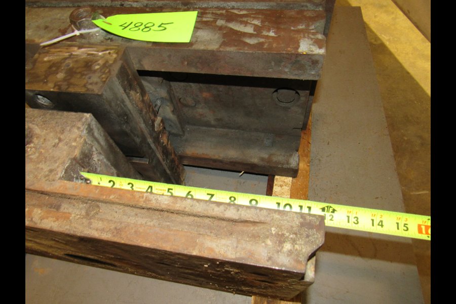 Detailed Pictures of DME Standard Duty, Double Unit, Cold Chamber Aluminum master unit die holder DCMP-4885