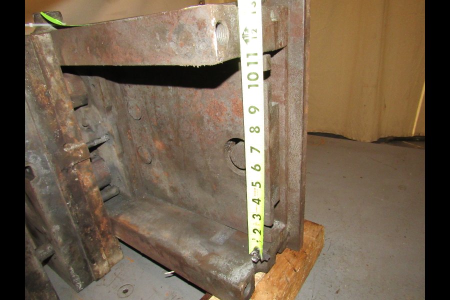 Detailed Pictures of DME Standard Duty, Double Unit, Cold Chamber Aluminum master unit die holder DCMP-4885