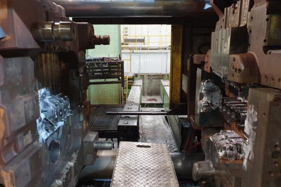 Detailed Pictures of Ube Cold Chamber Die Casting Machine DCMP-4904 Detailed Pictures of Ube Cold Chamber Die Casting Machine DCMP-4904