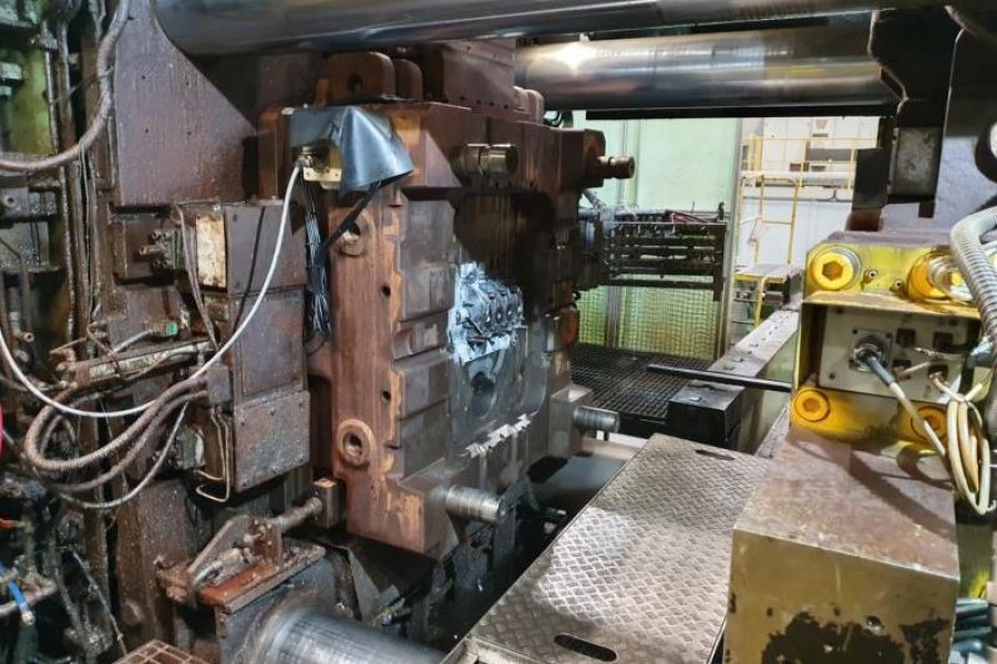 Detailed Pictures of Ube Cold Chamber Die Casting Machine DCMP-4904 Detailed Pictures of Ube Cold Chamber Die Casting Machine DCMP-4904