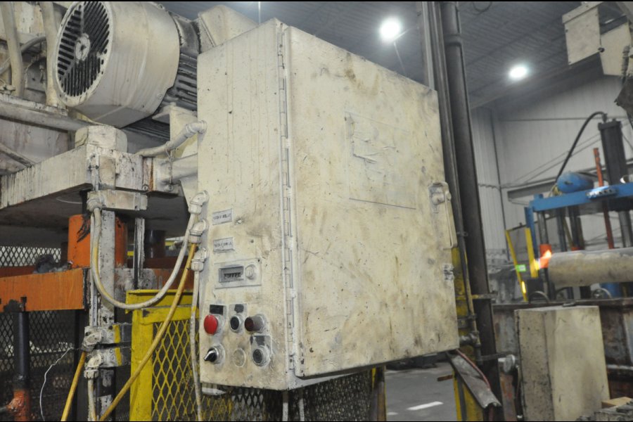 La Foto De Kux-Wickes  TP-35-5 Cuatro Columnas (poste) Prensa Hidráulica Vertical de Corte de Fundición a Presión En_Venta DCMP-5075