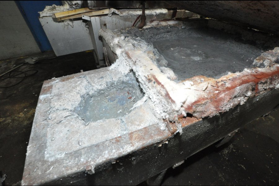 Detailed Pictures of Cal-Miser Low Energy Gas Heated Aluminum Holding Furnace DCMP-5307 Detailed Pictures of Cal-Miser Low Energy Gas Heated Aluminum Holding Furnace DCMP-5307