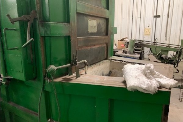 Detailed Pictures of Lindberg MPH Dry Hearth Natural Gas Fired Aluminum Melting Furnace DCMP-5376 Detailed Pictures of Lindberg MPH Dry Hearth Natural Gas Fired Aluminum Melting Furnace DCMP-5376