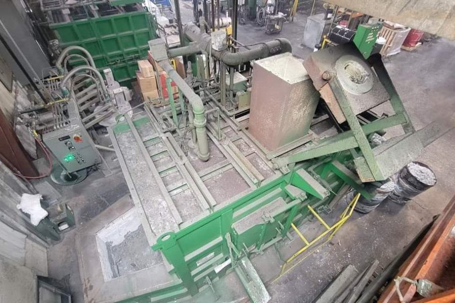 Detailed Pictures of Lindberg MPH Dry Hearth Natural Gas Fired Aluminum Melting Furnace DCMP-5376 Detailed Pictures of Lindberg MPH Dry Hearth Natural Gas Fired Aluminum Melting Furnace DCMP-5376