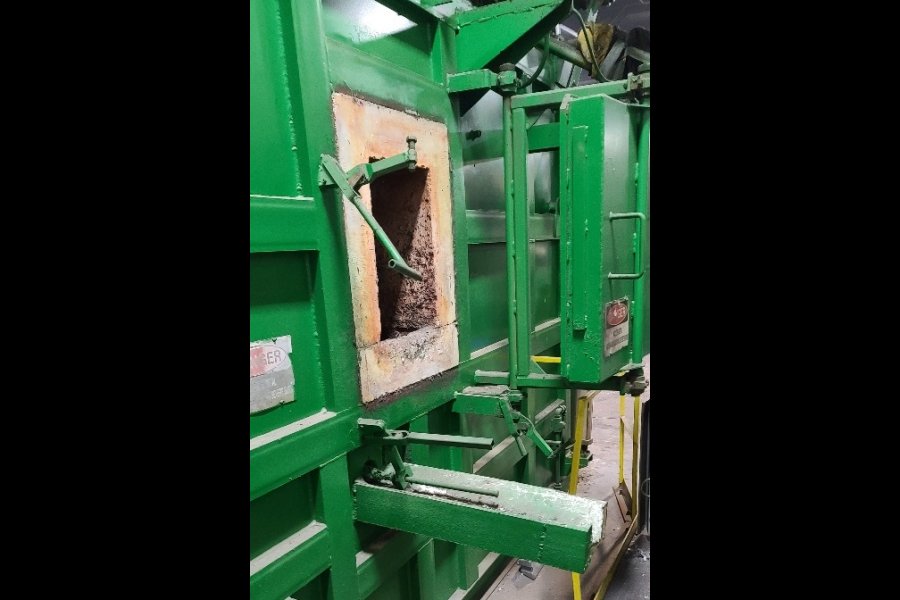 Detailed Pictures of Lindberg MPH Dry Hearth Natural Gas Fired Aluminum Melting Furnace DCMP-5376 Detailed Pictures of Lindberg MPH Dry Hearth Natural Gas Fired Aluminum Melting Furnace DCMP-5376