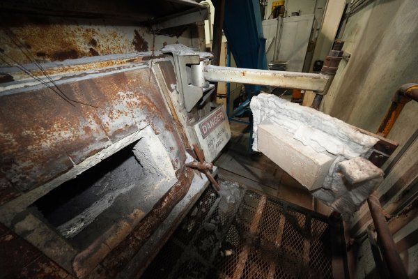 Detailed Pictures of Modern Equipment Stack Melting & Holding Furnace DCMP-5504