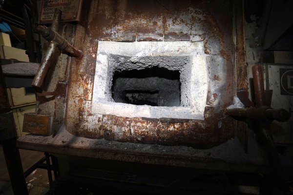 Detailed Pictures of Modern Equipment Stack Melting & Holding Furnace DCMP-5504