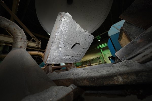 Detailed Pictures of Modern Equipment Stack Melting & Holding Furnace DCMP-5504