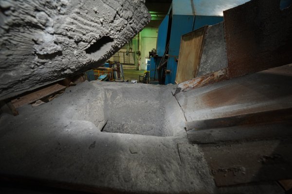 Detailed Pictures of Modern Equipment Stack Melting & Holding Furnace DCMP-5504