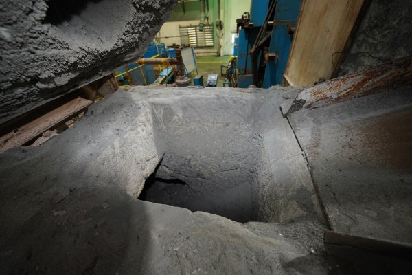 Detailed Pictures of Modern Equipment Stack Melting & Holding Furnace DCMP-5504