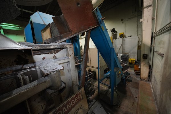 Detailed Pictures of Modern Equipment Stack Melting & Holding Furnace DCMP-5504