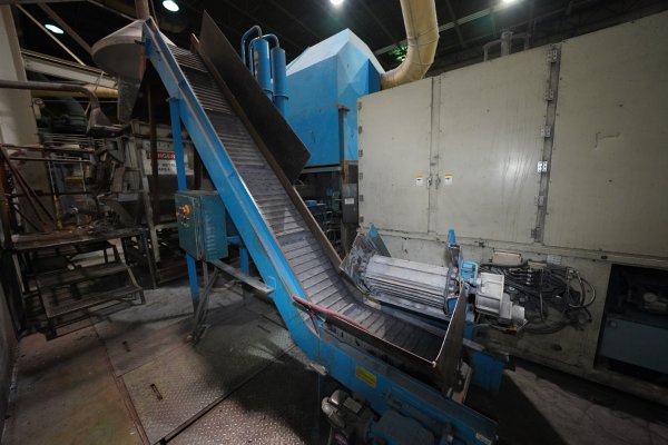 Detailed Pictures of Modern Equipment Stack Melting & Holding Furnace DCMP-5504