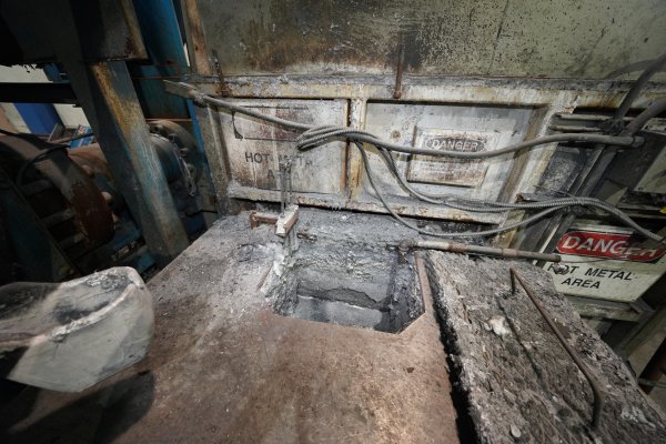 Detailed Pictures of Modern Equipment Stack Melting & Holding Furnace DCMP-5504